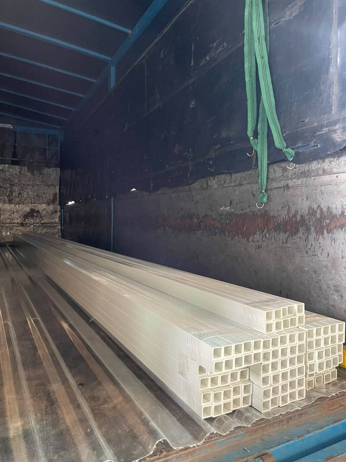 Thanh hộp composite trên thùng xe