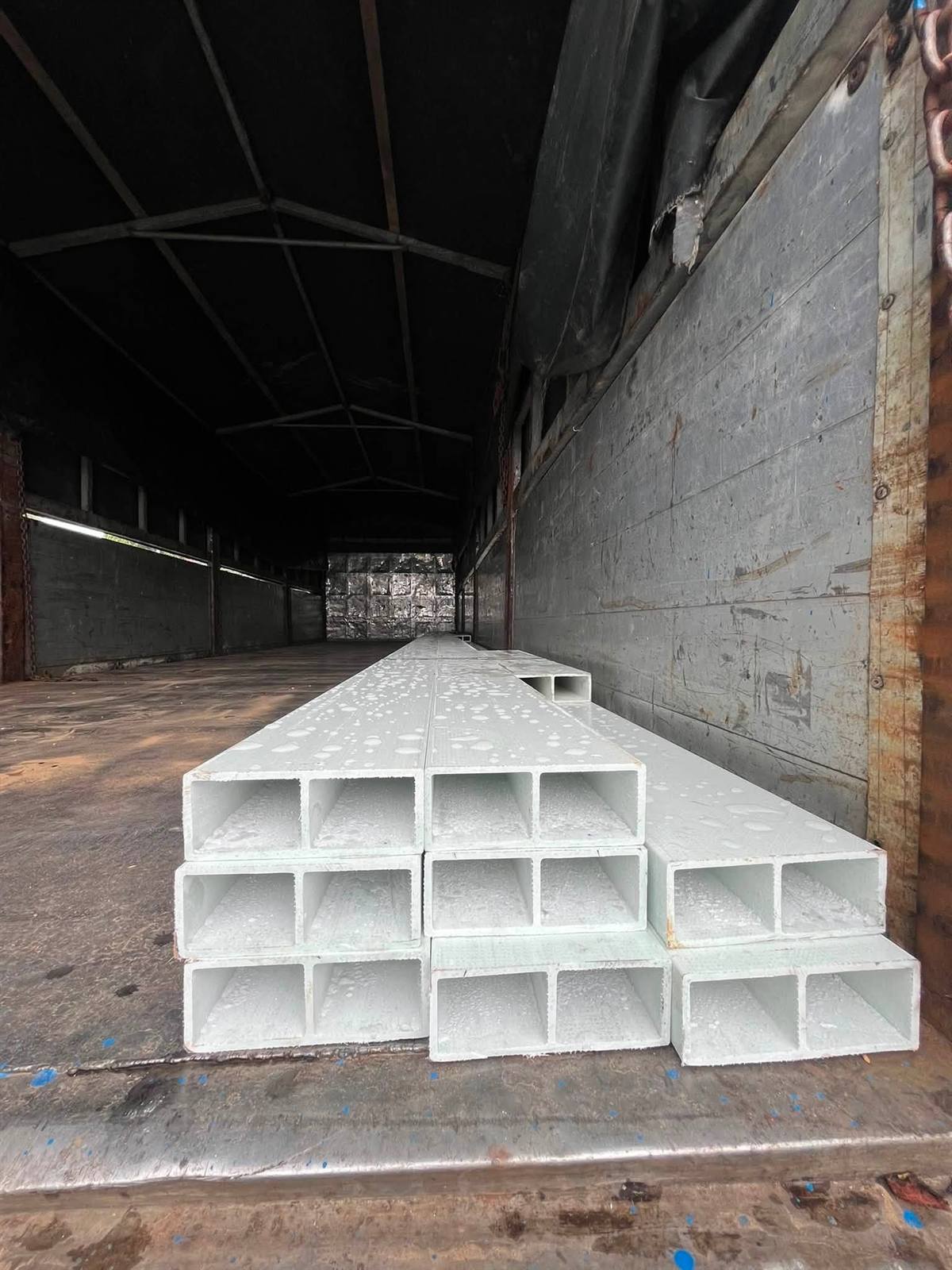 Thanh hộp composite trong thùng xe container