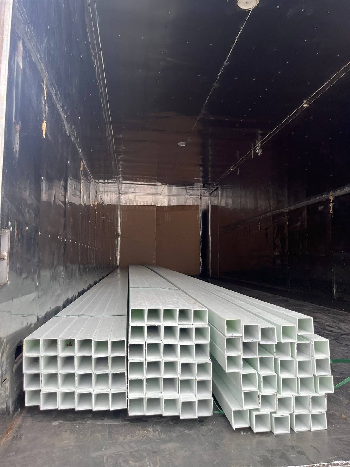 Thanh hộp composite trong thùng xe kín