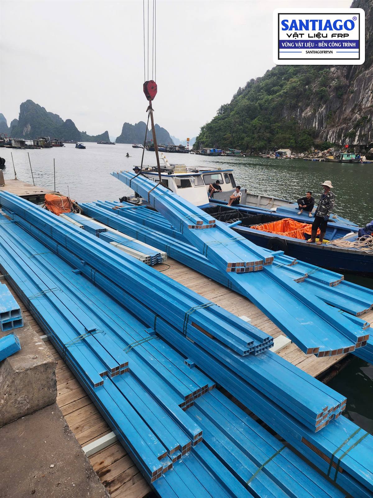 Thanh hộp composite xanh chở bằng thuyền ra đảo