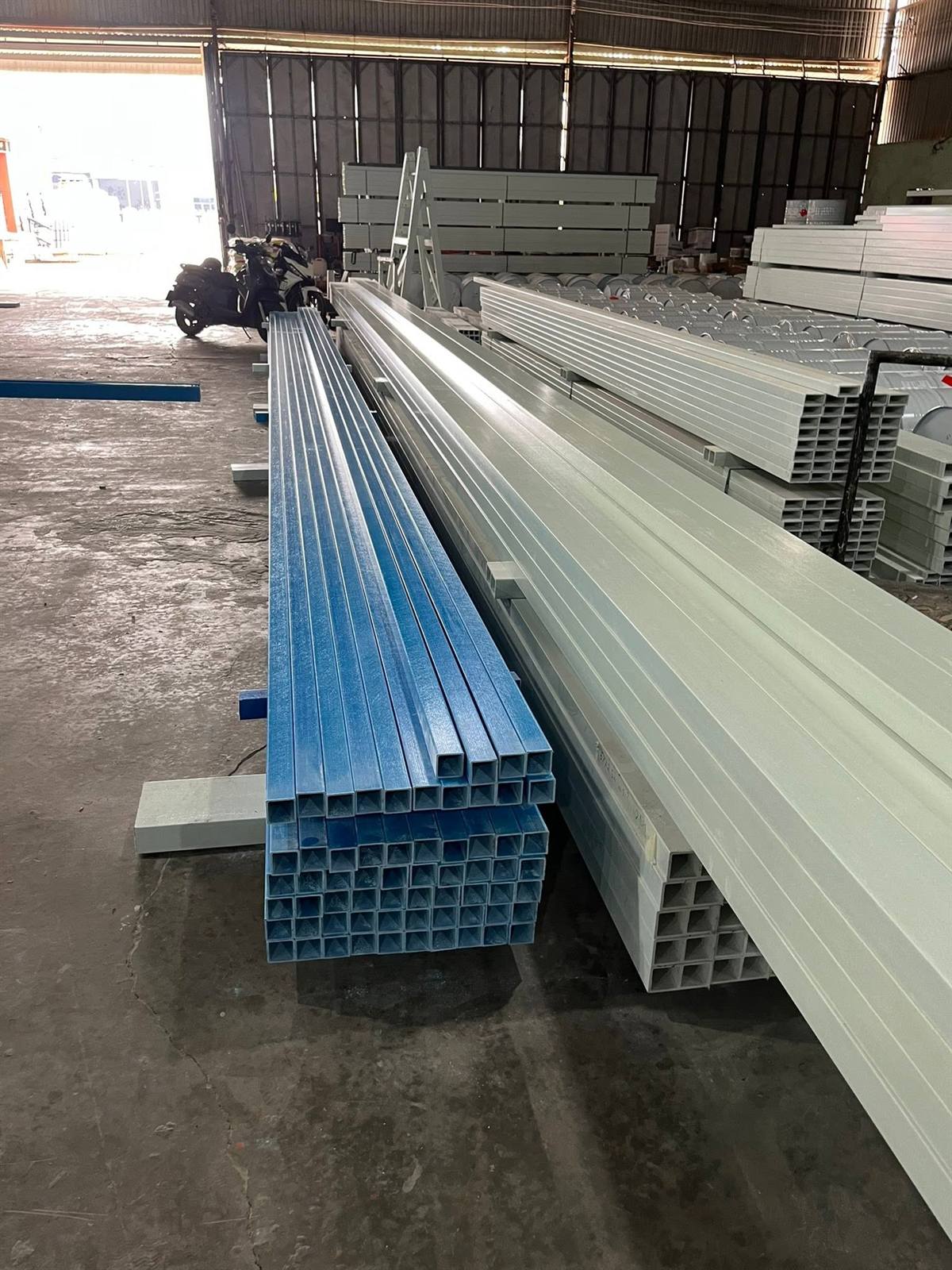 Thanh hộp composite xanh dương trong xưởng