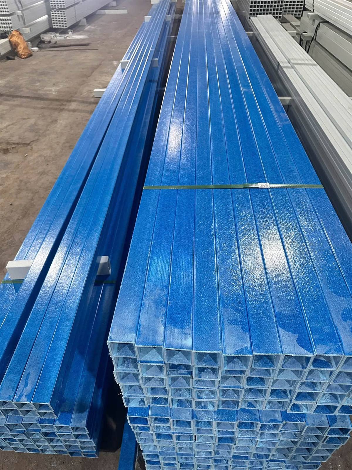 Thanh hộp composite xanh dương xếp kho