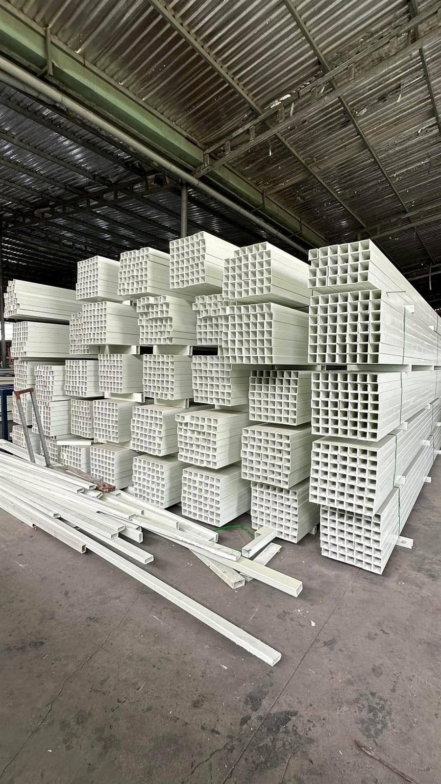 Thanh hộp composite xếp chồng trong xưởng