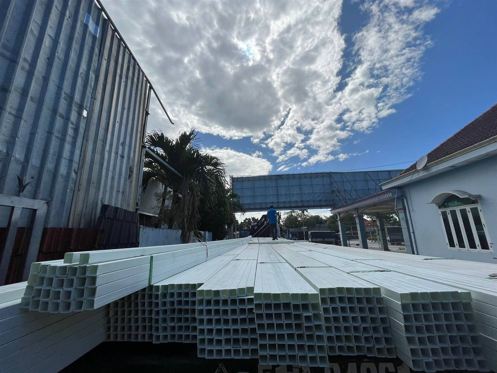 Thanh hộp composite xếp ngoài trời