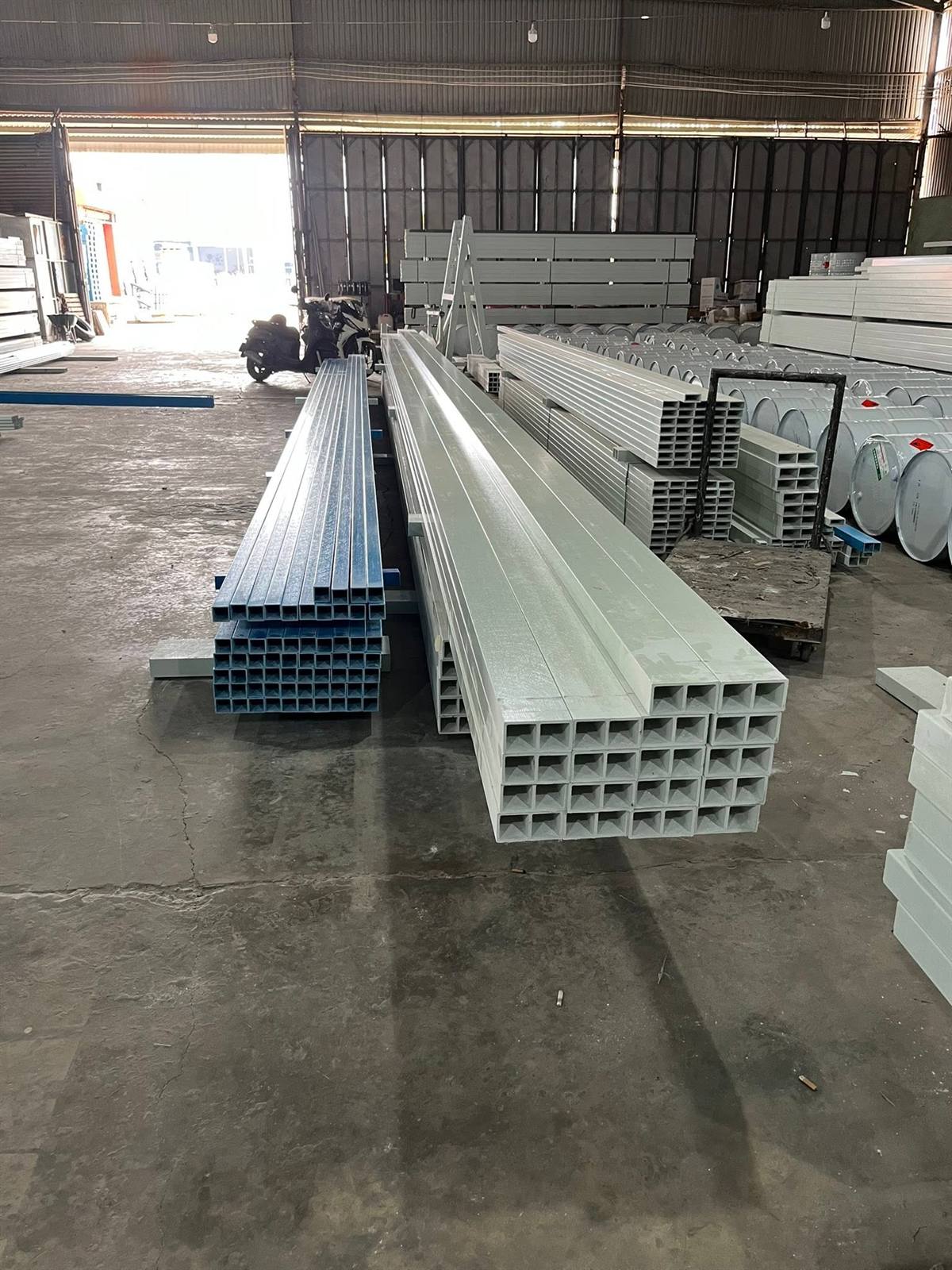 Thanh hộp composite xếp trong nhà máy
