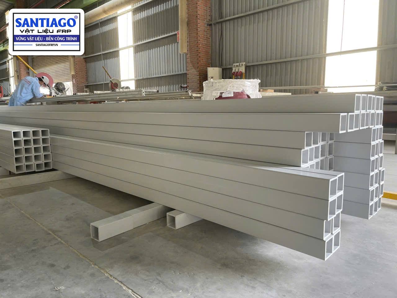 Thanh hộp vuông FRP dài trong xưởng