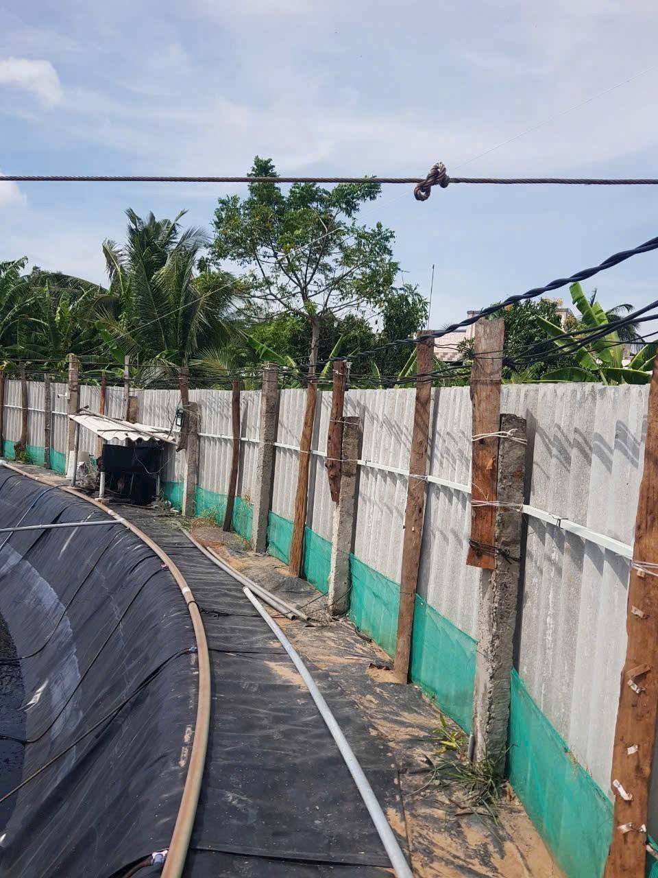 Tường rào composite bờ ao lót bạt