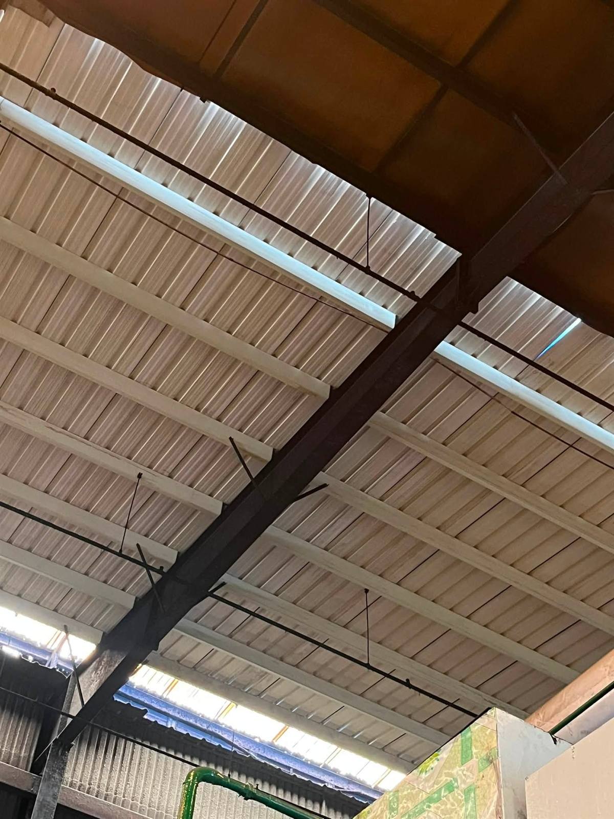 Xà gồ composite dưới mái tôn góc nghiêng