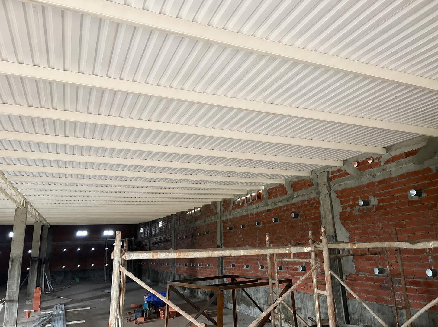 Xà gồ composite dưới mái tôn nhựa