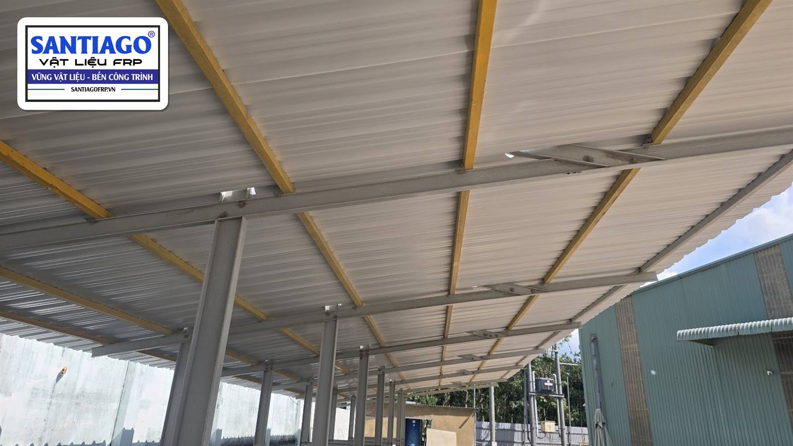 Xà gồ composite vàng đỡ mái tôn