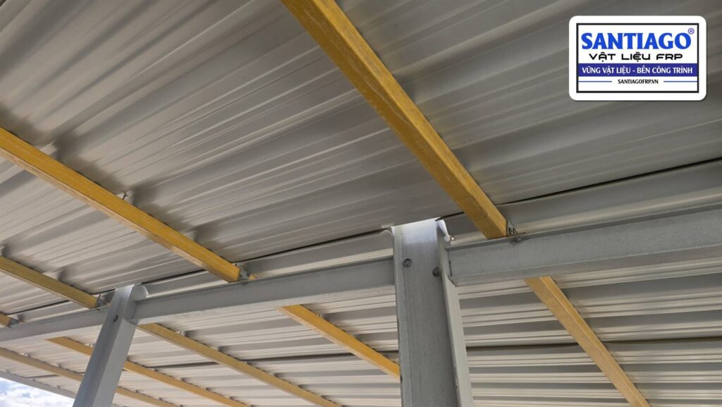 Xà gồ composite vàng dưới mái tôn