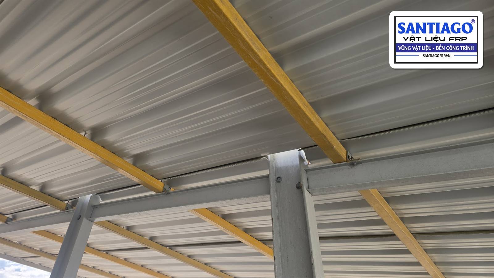 Xà gồ composite vàng dưới mái tôn