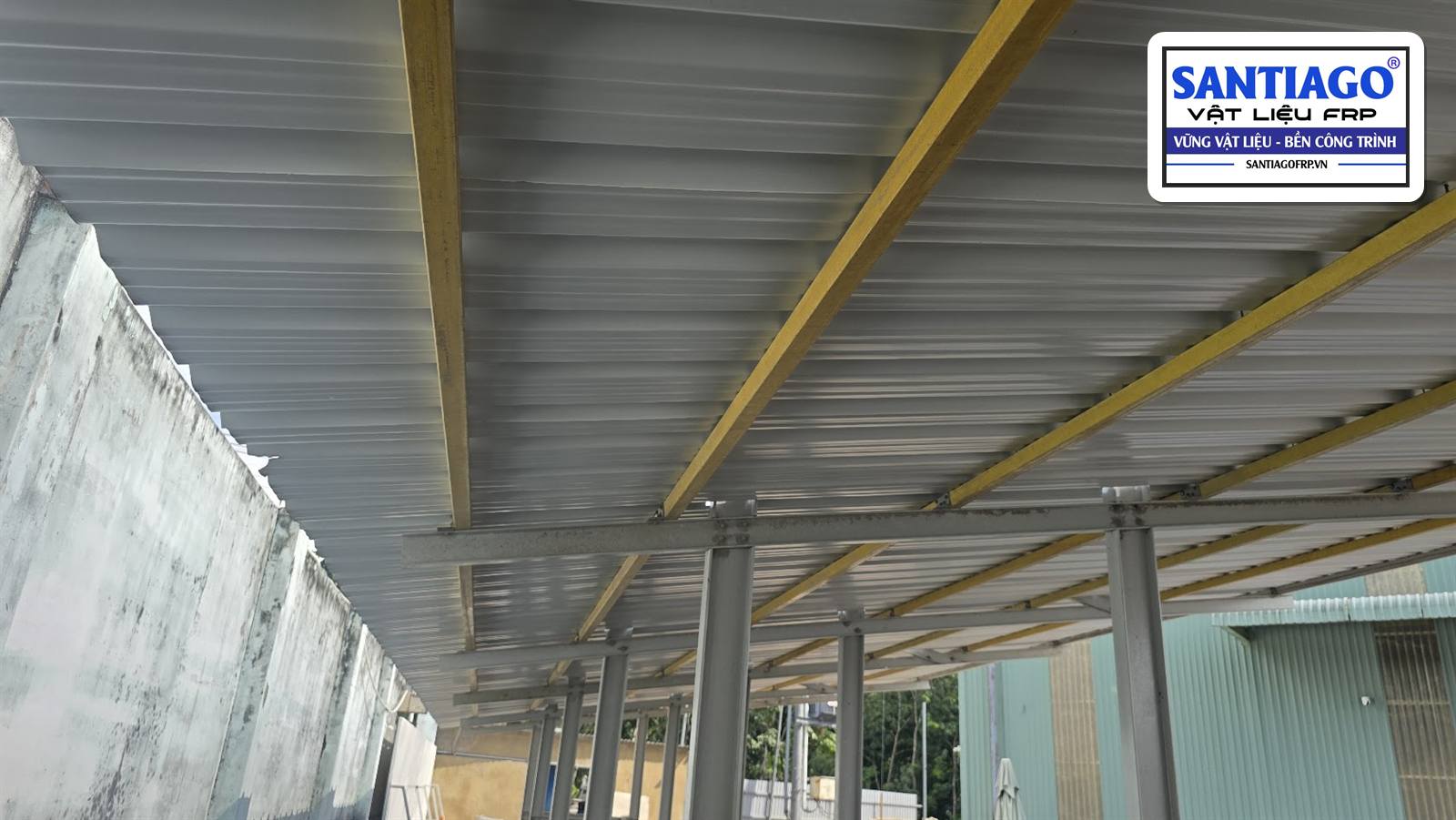 Xà gồ composite vàng mái hiên