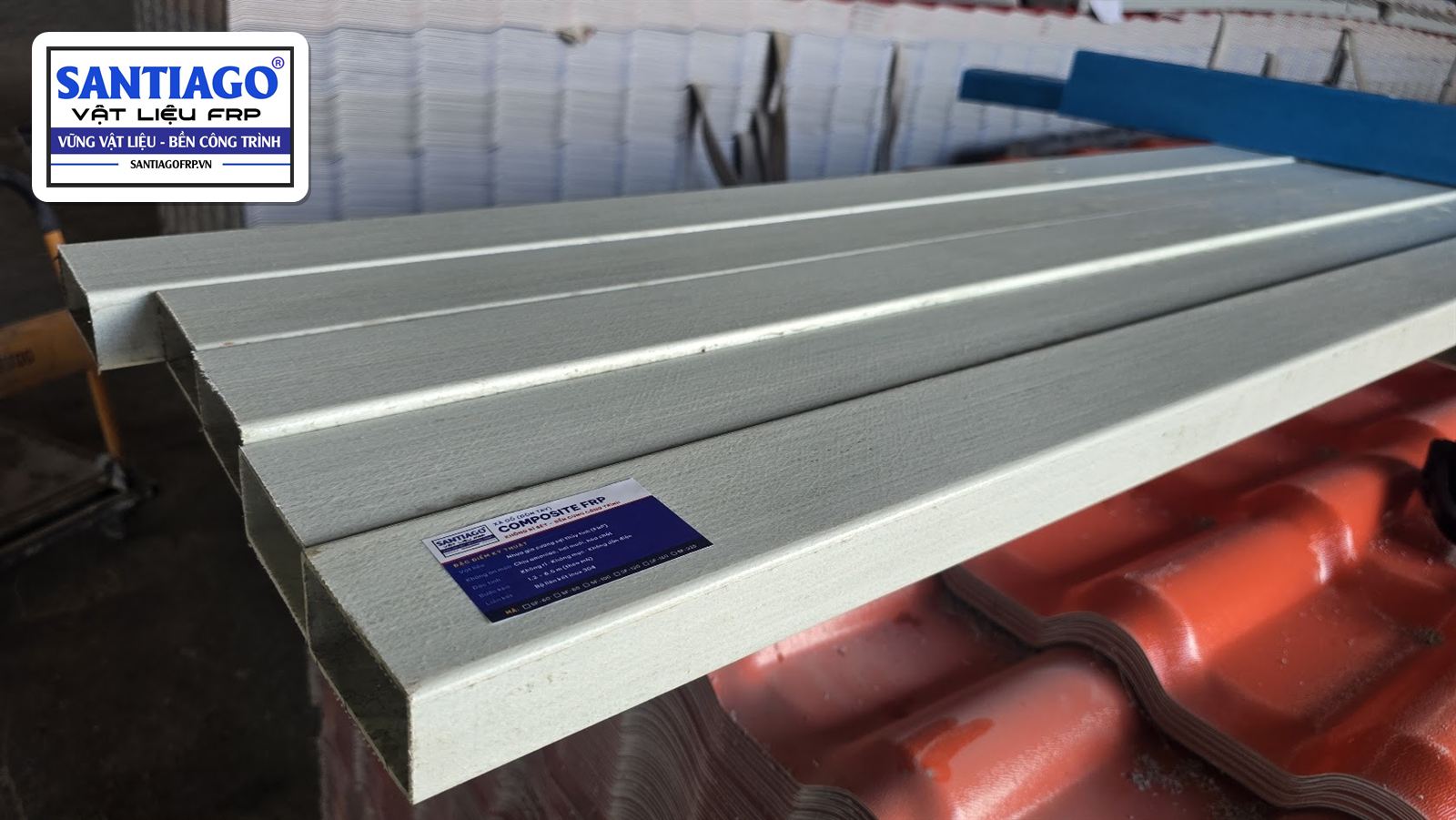 Ba cây xà gồ composite màu xám có nhãn xếp cạnh nhau