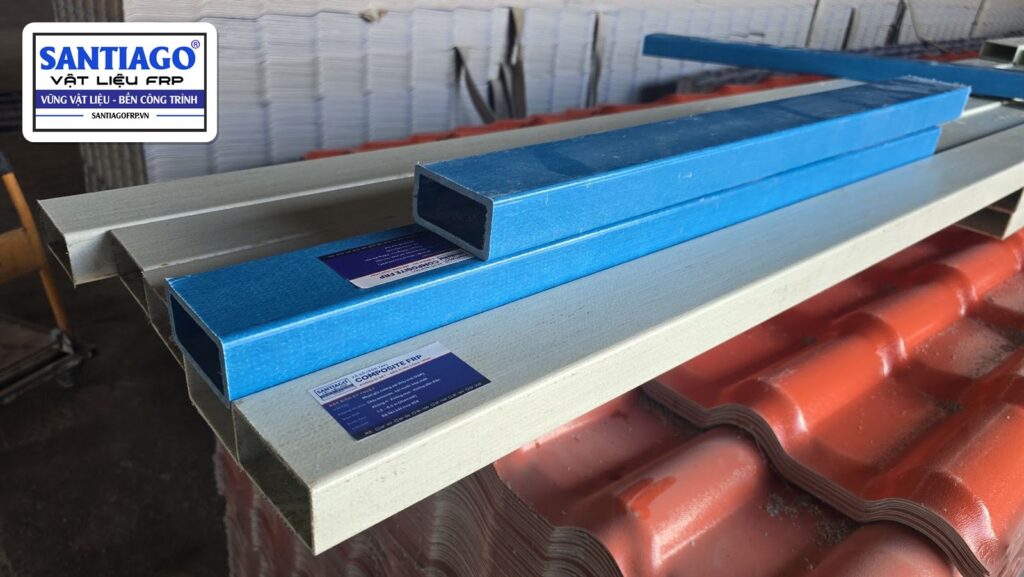 Xà gồ composite Santiago FRP màu xanh và xám xếp trên đống ngói nhựa đỏ