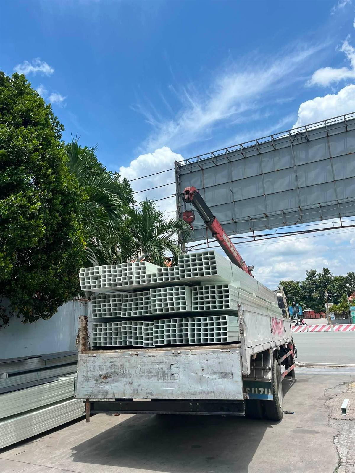 Xe cẩu chở thanh hộp composite