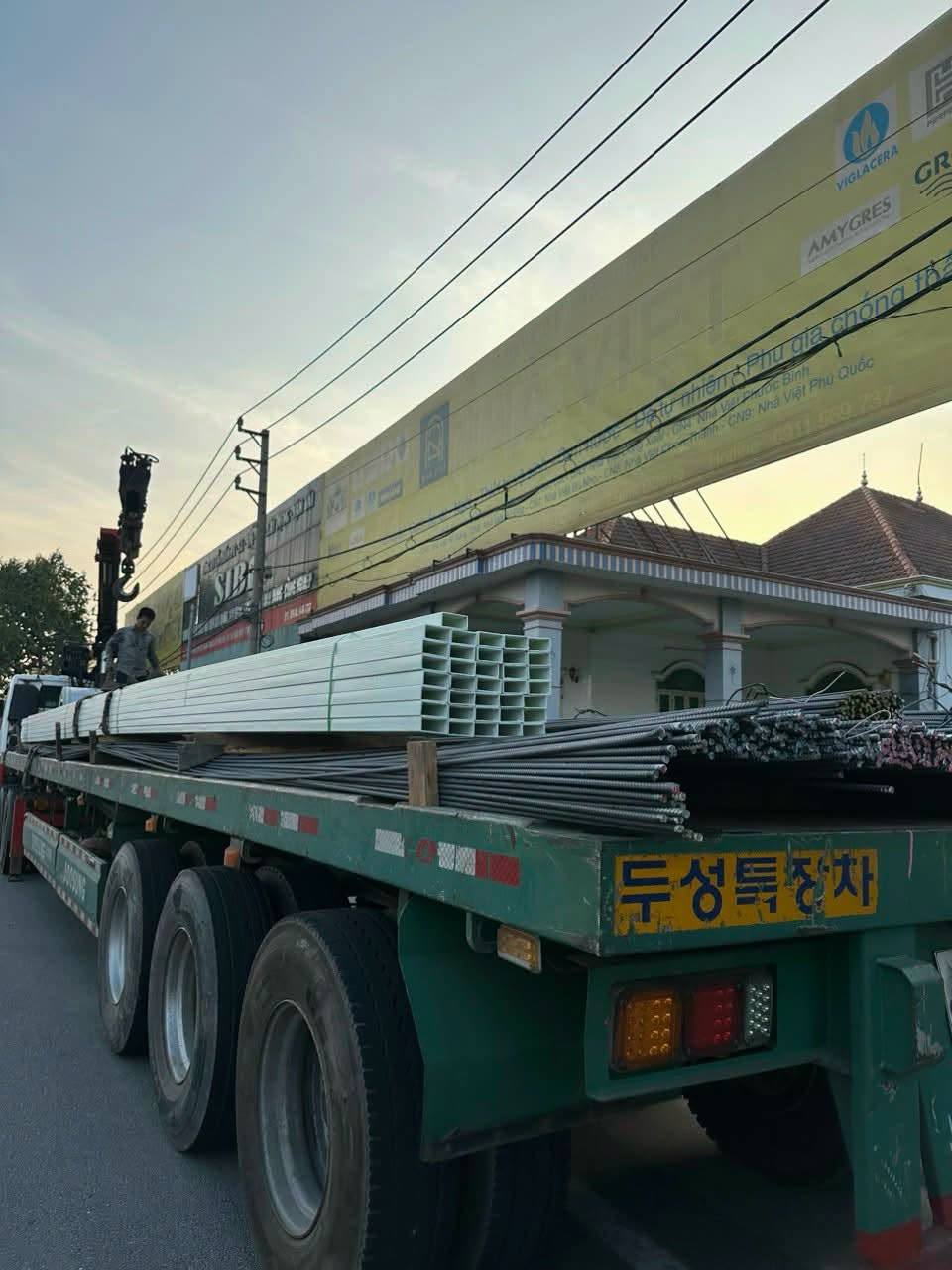Xe đầu kéo chở thanh composite