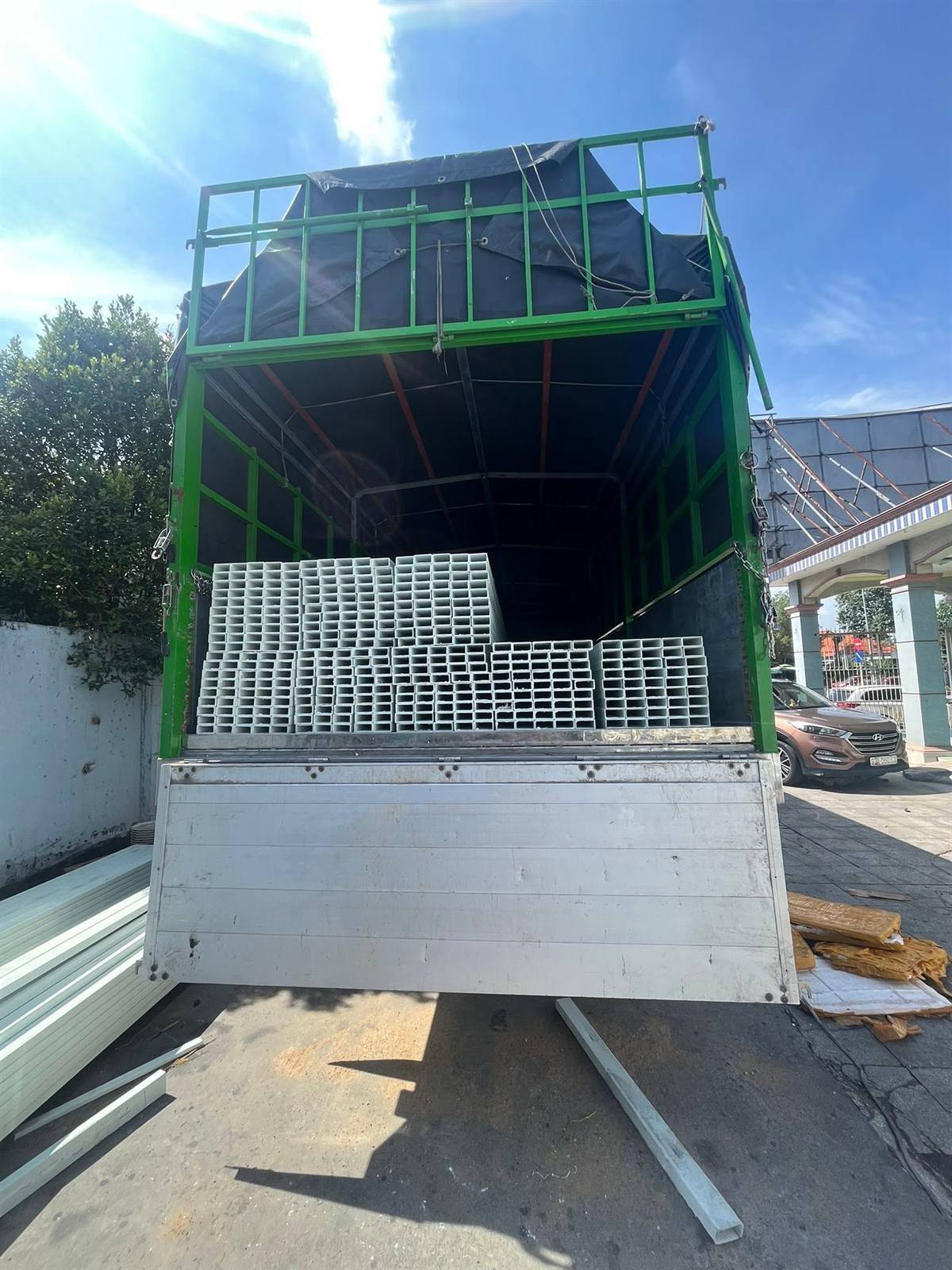 Xe tải giao thanh composite mở thùng