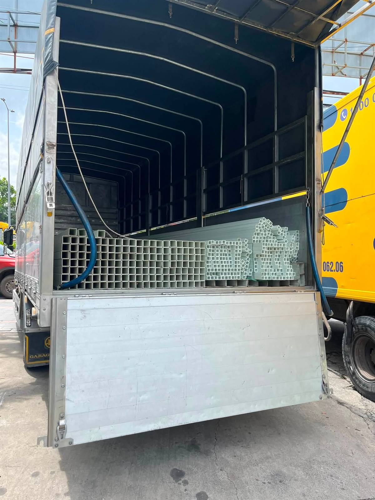 Xe tải mở bửng thanh composite
