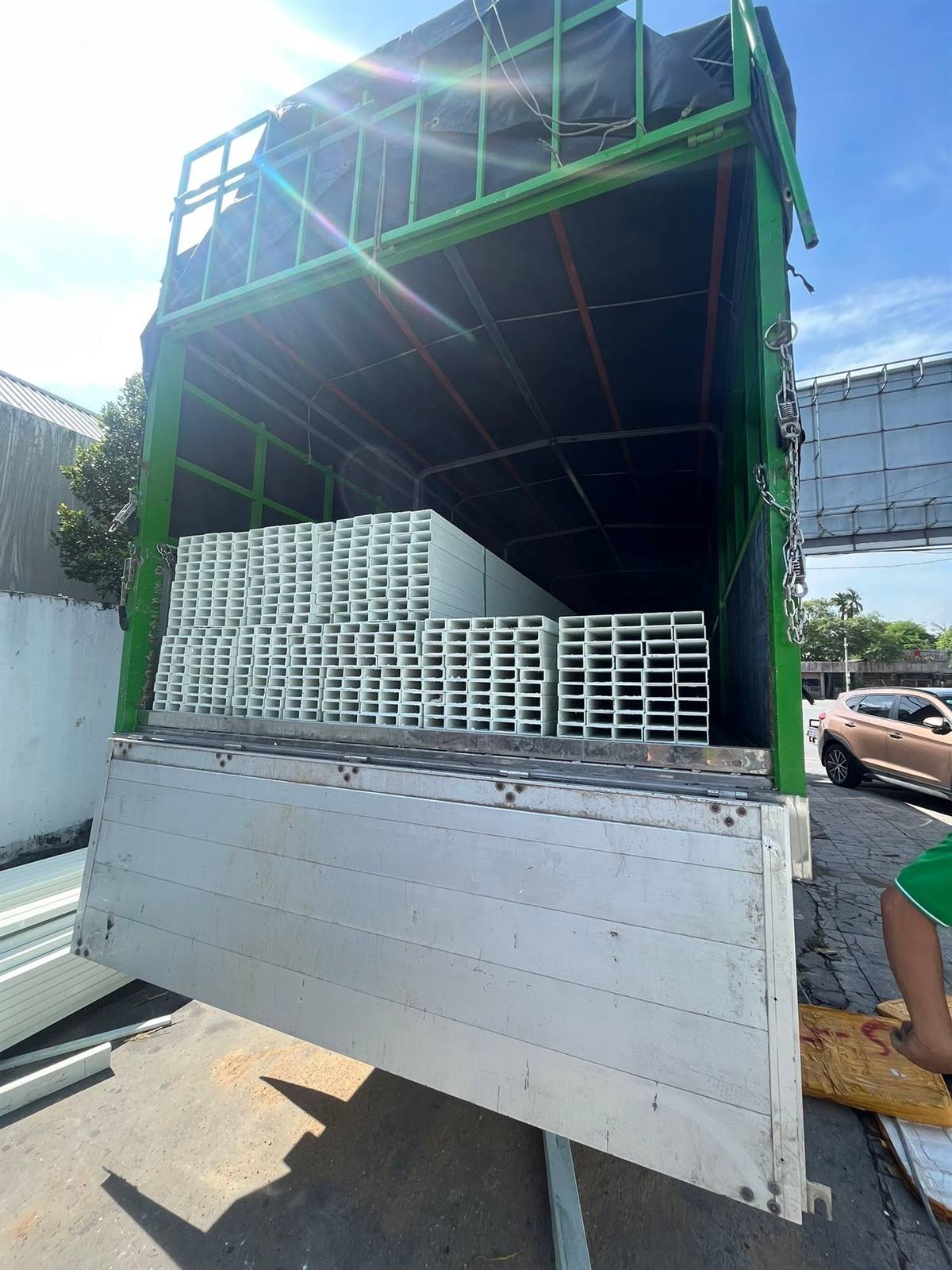 Xe tải thùng chở thanh composite mở cửa