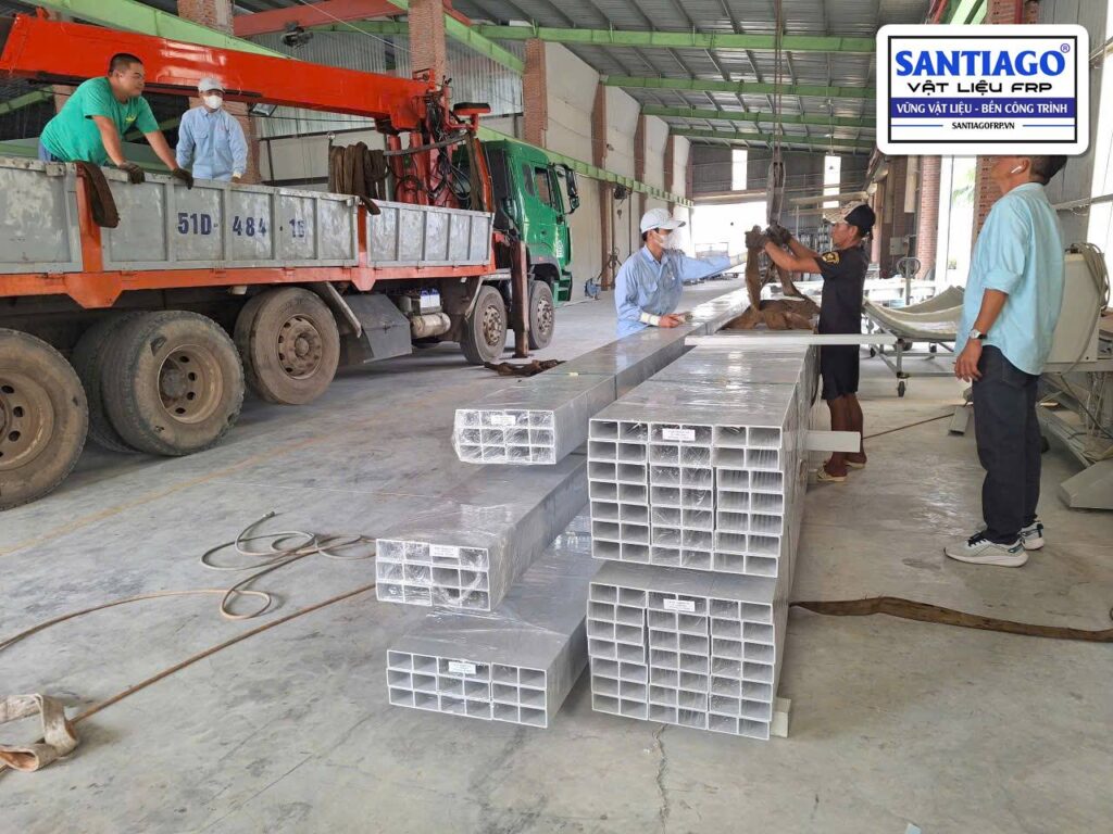 Xe cẩu của Santiago bốc các bó thanh hộp FRP lên thùng để giao cho khách