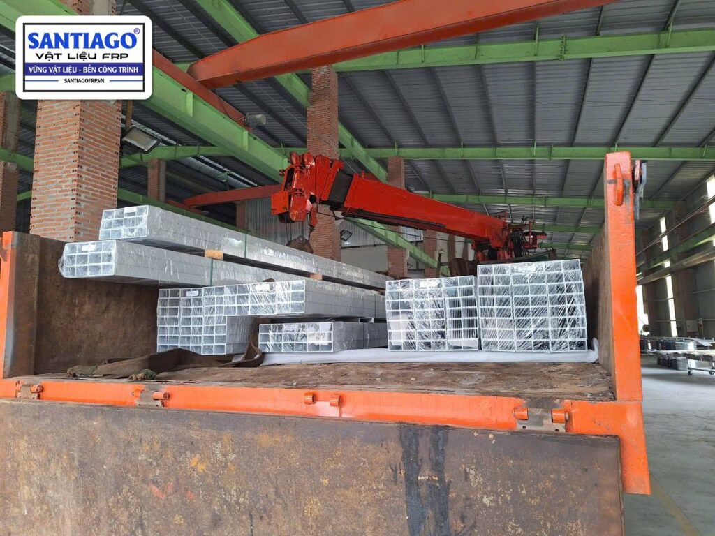 Bó thanh hộp FRP bọc màng, xếp trên thùng xe tải gắn cẩu của Santiago